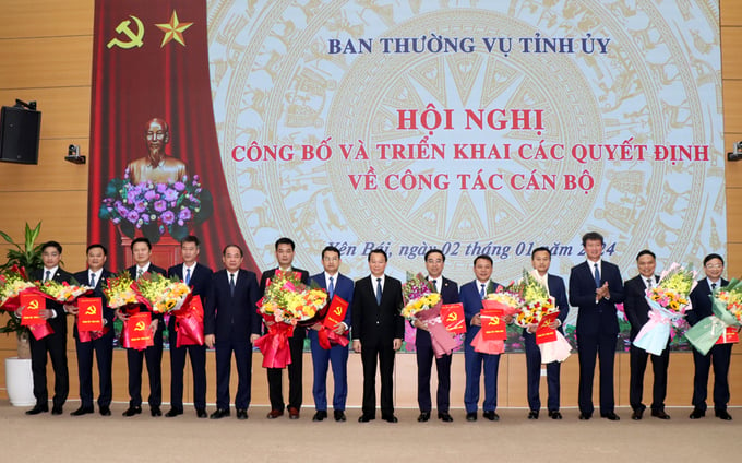 Lãnh đạo tỉnh Yên Bái tặng hoa chúc mừng 11 cán bộ lãnh đạo được điều động, luân chuyển, bổ nhiệm. Ảnh: Mạnh Cường.