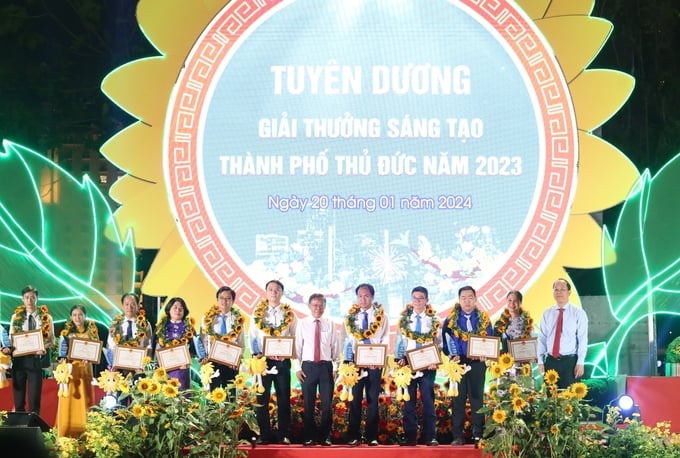 Tuyên dương tập thể đạt Giải thưởng Sáng tạo thành phố Thủ Đức năm 2023.