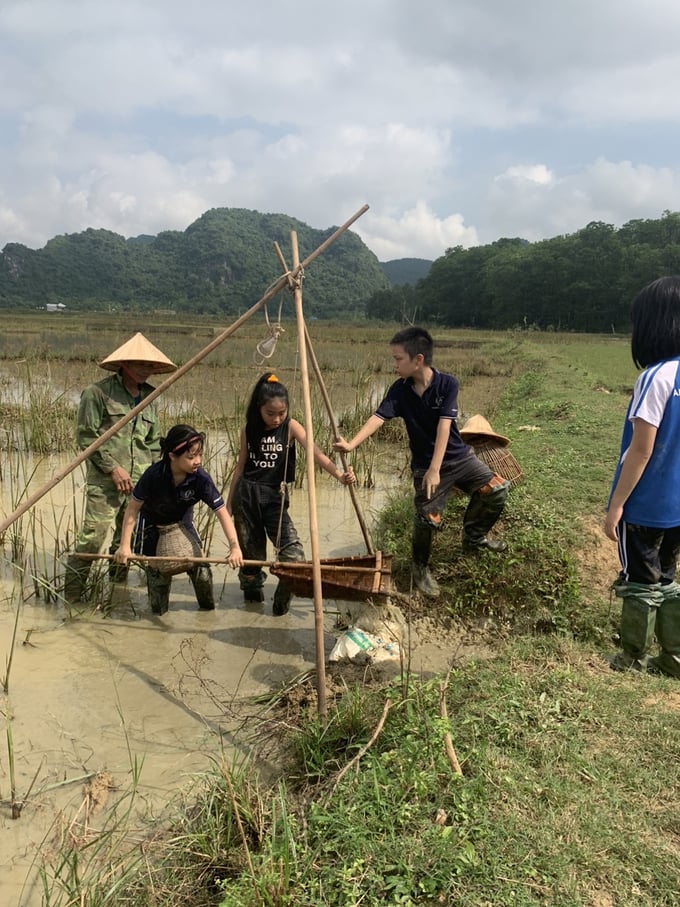 Học sinh đến Nho Quan du lịch trải nghiệm nông nghiệp, nông thôn. Ảnh: Hoàng Anh.