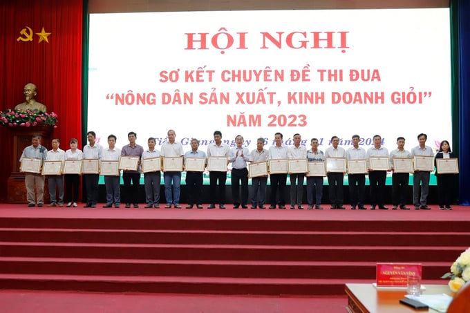 UBND tỉnh khen thưởng 13 tập thể và 100 cá nhân có thành tích trong phong trào 'Nông dân sản xuất, kinh doanh giỏi' năm 2023. Ảnh: Minh Đảm.