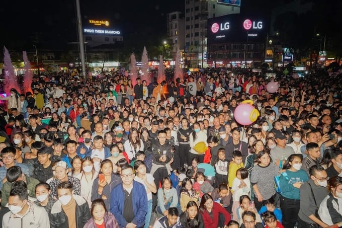 'Biển người' đổ về quảng trường nhà hát lớn thành phố Hải Phòng chào đón năm mới 2024. Ảnh: Đinh Mười.