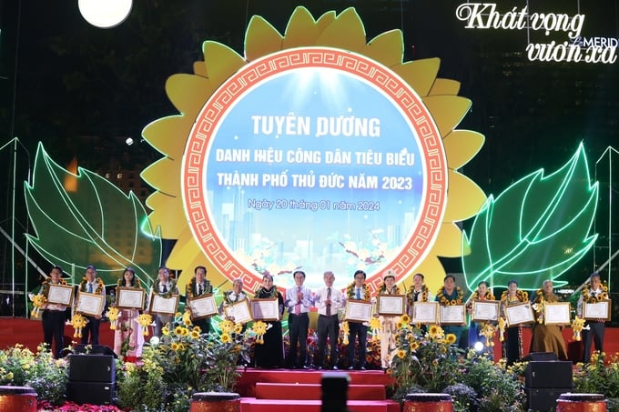 Tuyên dương 15 công dân tiêu biểu trên các lĩnh vực của TP Thủ Đức năm 2023.