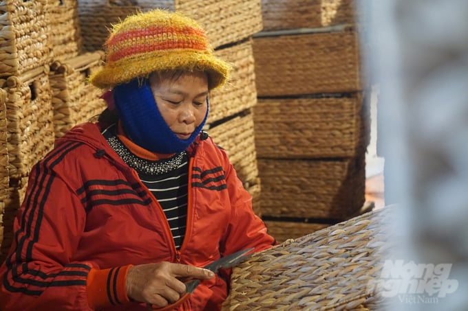 Sản phẩm cói hoàn tất các công đoạn cuối cùng trước khi đóng thùng xuất khẩu. Ảnh: Quốc Toản.