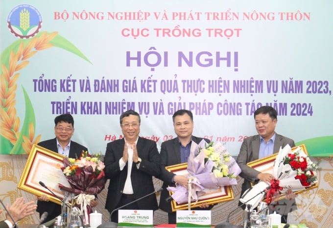 Hai tập thể và một cá nhân thuộc Cục Trồng trọt nhận bằng khen của Thủ tướng Chính phủ. Ảnh: Trung Quân.