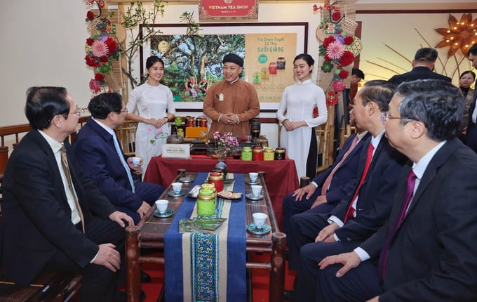 Nghệ nhân Đào Đức Hiếu mời trà Thủ tướng Phạm Minh Chính và lãnh đạo các Bộ, ban ngành tại Hội nghị tổng kết công tác năm 2023 của ngành nông nghiệp và phát triển nông thôn.