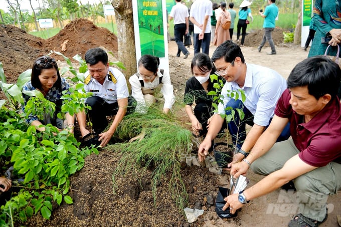 Rất đông các tổ chức, cá nhân yêu thiên nhiên, môi trường, biển đảo cùng tham gia chương trình. Ảnh: Minh Sáng.