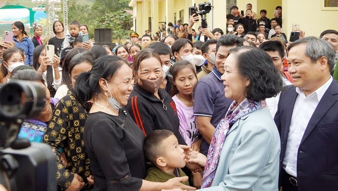 Bà Trương Thị Mai, Ủy viên Bộ Chính trị, Thường trực Ban Bí thư, Trưởng ban Tổ chức Trung ương thăm hỏi bà con xã Dân Hóa. Ảnh: N. Mai.