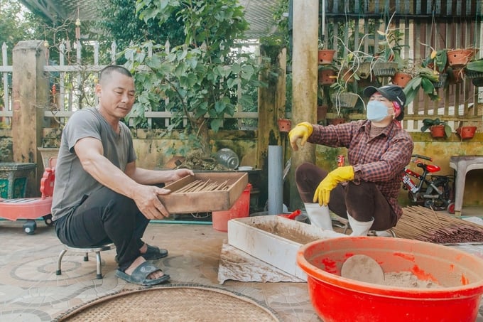 Nghề làm hương trầm thủ công vẫn được gìn giữ lại cho thế hệ sau. Ảnh: T. Đức