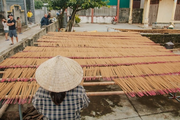 Hương trầm phơi được nắng sẽ cho mùi thơm và tàn hương trắng đẹp hơn. Ảnh: T. Đức