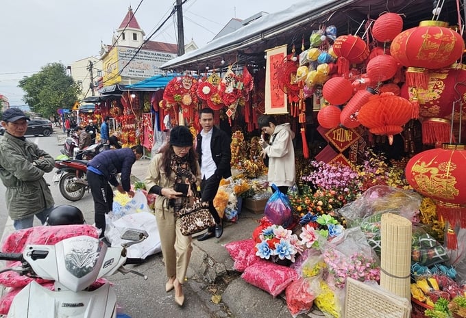 Những quầy hàng bán đồ trang trí tết xưa được khách hàng chú ý đầu tiên. Ảnh: T. Đức.