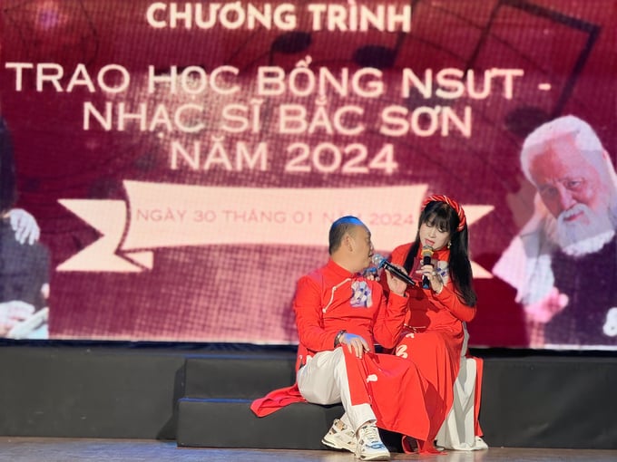 Ngoài tặng quà, các nghệ sĩ đoàn Tình ca Bắc Sơn còn hát tặng những ca khúc do nhạc sĩ, Nghệ sĩ Ưu tú Bắc Sơn sáng tác. Ảnh: Annong Group.