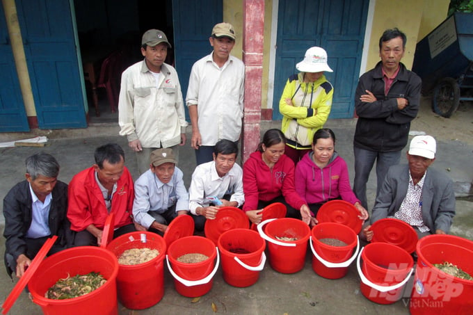 Nông được dân tập huấn kỹ thuật bẫy vi sinh vật bản địa tạo ra IMO, IMO3. Ảnh: Võ Dũng.