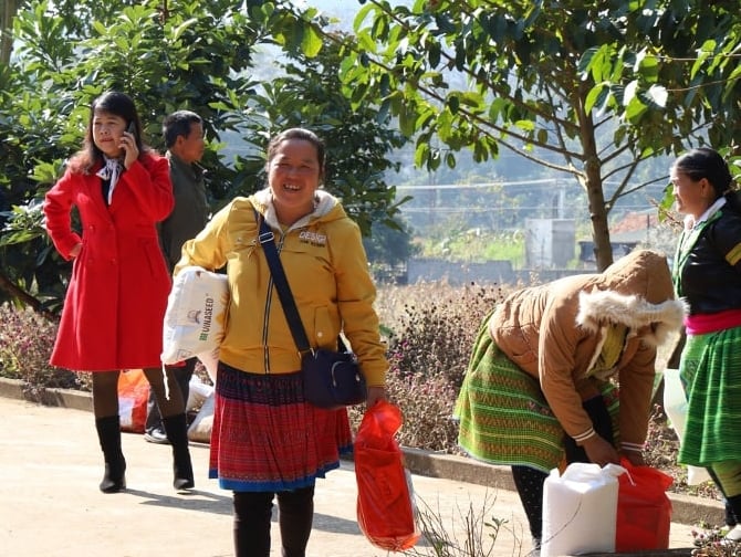 Nụ cười rạng rỡ với những món quà Tết mà Vinaseed ân cần trao gửi.