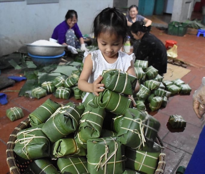 Dịp Tết Nguyên đán 2024, toàn xã Thủy Đường ước tính sẽ đưa ra thị trường khoảng 30.000 chiếc bánh chưng phục vụ thị trường. Ảnh: Mai Dung.